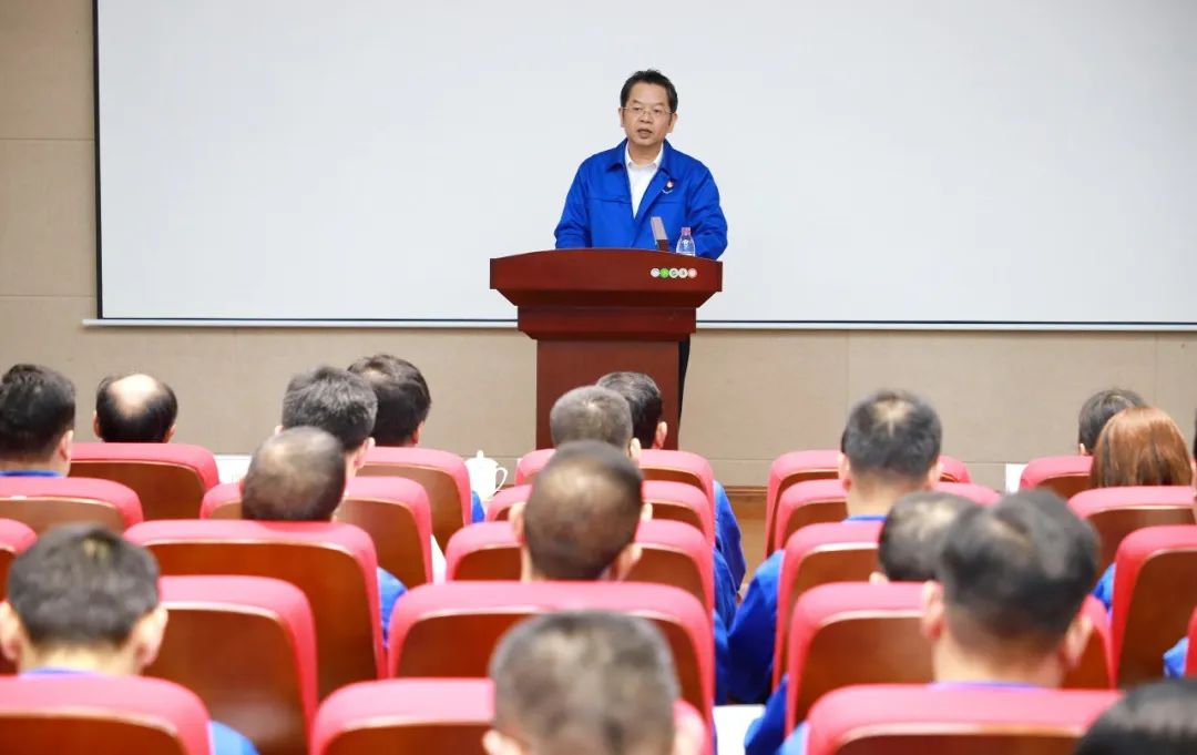 集團(tuán)黨委書記、董事長(zhǎng)韋宏文作廉潔集體談話.jpg